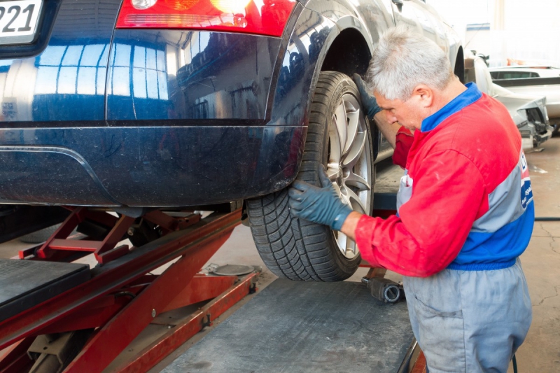 vente-COARAZE-min_auto_repair_repair_lift_auto_mechanic_work_clothes_master_professional_man_of_the_fold-685629